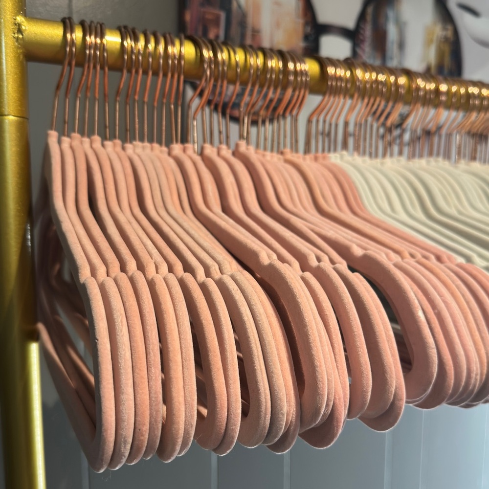 Velvet white and pink hangers. - Picture 8 of 8